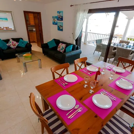 3-bed With Roof Terrace & Great Views Malvasia *